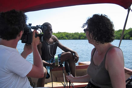 Interview auf einem Boot mit einem Fischer vor der Kamera - Stefan Adam